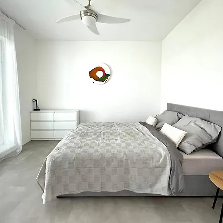 Klimatizovany Apartmanovy Dom S Virivkou, 10a Holiday home Senec