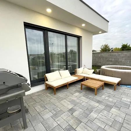 Klimatizovany Apartmanovy Dom S Virivkou, 10a * סנץ