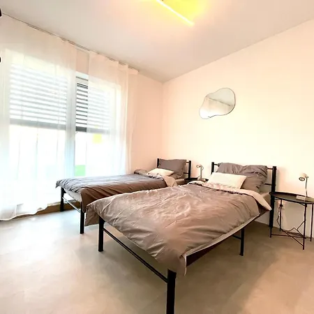 Klimatizovany Apartmanovy Dom S Virivkou, 10a Senec